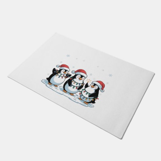 Niedlicher Pinguin mit Weihnachtsmannmütze Xmas Pi Fußmatte (Schrägansicht)