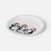 Niedlicher Pinguin mit Weihnachtsmannmütze Xmas Pi Pappteller (Schrägansicht)