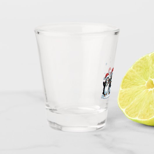 Niedlicher Pinguin mit Weihnachtsmannmütze Xmas Pi Schnapsglas (Links)