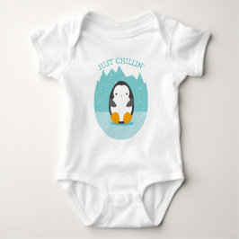 Niedlicher Pinguin Winter Cartoon Nur Chillin Spaß Baby Strampler