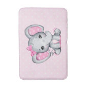 Niedlicher Pink Baby Elephant mit Polka Dot Oars Badematte (Vorderseite Vertikal)