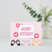 Niedlicher Pink Polka Dot Cat Paws Up Happy Birthd Postkarte (Stehend Vorderseite)