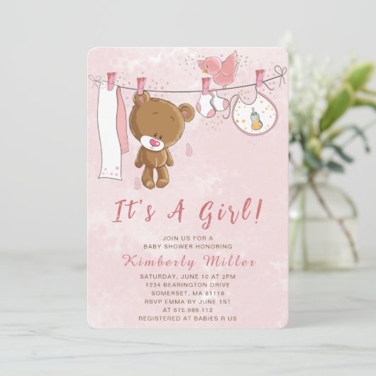 Niedlicher Pink Teddy Bär Es ist eine Girl Baby Du Einladung (Stehend Vorderseite)