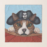Niedlicher Piratenkopfkatzenhahn mit Skull Schal<br><div class="desc">Dieser Chiffonschal hat eine niedliche,  braune und weiße Piratenkatze mit großen grünen Augen,  die einen schwarzen Hut tragen,  mit einem Schädel,  der über den Rand eines roten Bootes unter einem blauen Himmel schaut.</div>