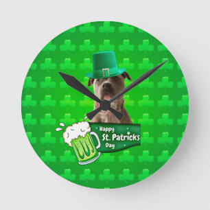 Niedlicher Pit Bull Dog Hat St. Patrick's Day w Cl Runde Wanduhr