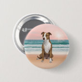 Niedlicher Pitbull Hund sitzend am Strand mit Sonn Button (Vorne & Hinten)