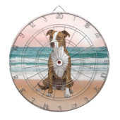 Niedlicher Pitbull Hund sitzend am Strand mit Sonn Dartscheibe (vorne)