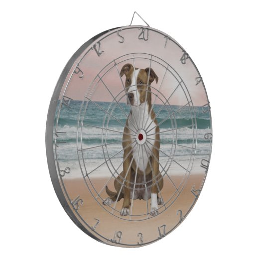 Niedlicher Pitbull Hund sitzend am Strand mit Sonn Dartscheibe (Vorderseite Links)