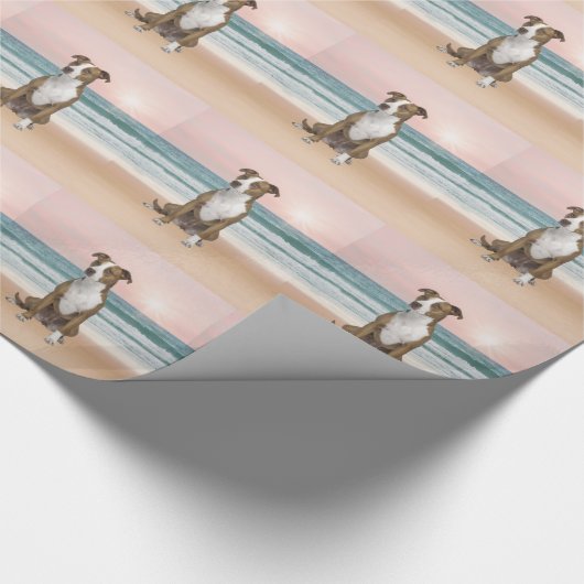 Niedlicher Pitbull Hund sitzend am Strand mit Sonn Geschenkpapier (Ecke)