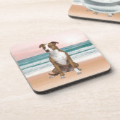 Niedlicher Pitbull Hund sitzend am Strand mit Sonn Getränkeuntersetzer (Linke Seite)