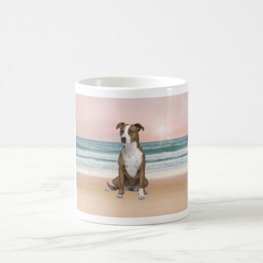 Niedlicher Pitbull Hund sitzend am Strand mit Sonn Kaffeetasse (Mittel)