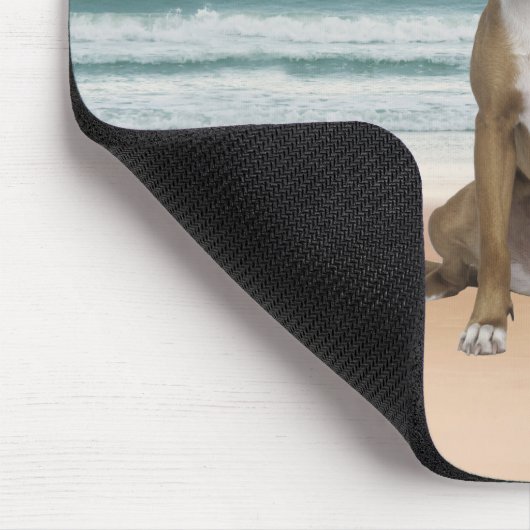 Niedlicher Pitbull Hund sitzend am Strand mit Sonn Mousepad (Ecke)