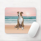 Niedlicher Pitbull Hund sitzend am Strand mit Sonn Mousepad (Mit Mouse)