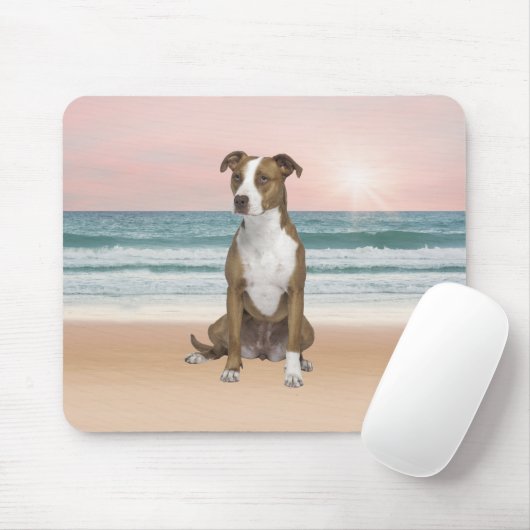 Niedlicher Pitbull Hund sitzend am Strand mit Sonn Mousepad (Mit Mouse)