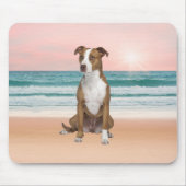 Niedlicher Pitbull Hund sitzend am Strand mit Sonn Mousepad (Vorne)