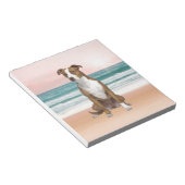 Niedlicher Pitbull Hund sitzend am Strand mit Sonn Notizblock (angewinkelt)