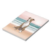 Niedlicher Pitbull Hund sitzend am Strand mit Sonn Notizblock (Rotiert)