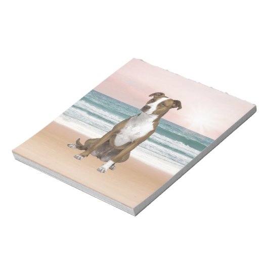 Niedlicher Pitbull Hund sitzend am Strand mit Sonn Notizblock (Rotiert)