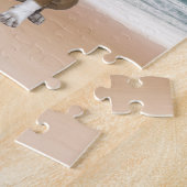 Niedlicher Pitbull Hund sitzend am Strand mit Sonn Puzzle (Seite)