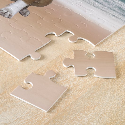 Niedlicher Pitbull Hund sitzend am Strand mit Sonn Puzzle (Seite)