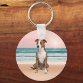 Niedlicher Pitbull Hund sitzend am Strand mit Sonn Schlüsselanhänger (Vorderseite)