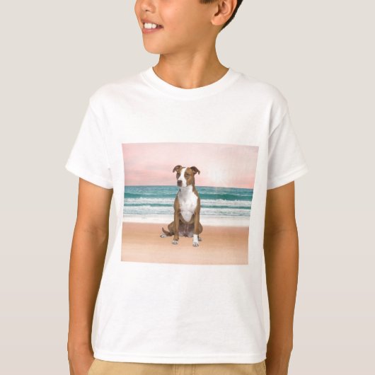 Niedlicher Pitbull Hund sitzend am Strand mit Sonn T-Shirt (Vorderseite)