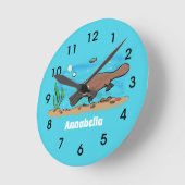 Niedlicher Platypus-Cartoon Runde Wanduhr (Winkel)