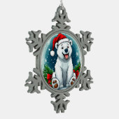 Niedlicher Polarbär in Weihnachtsmannmütze und Kar Schneeflocken Zinn-Ornament (Links)