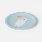 Niedlicher polarer Bär im Schnee sagt hallo Pappteller (Schrägansicht)