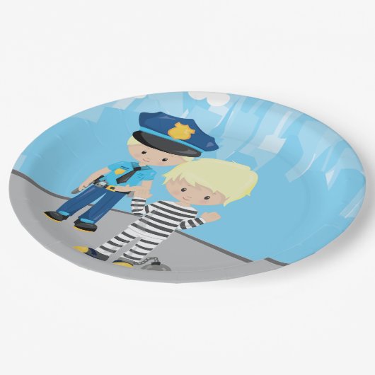 Niedlicher Polizeibeamter Pappteller (Schrägansicht)