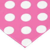 Niedlicher Polka Dot Nahtloses Muster im rosa Hint Tischdecke (Schrägansicht)