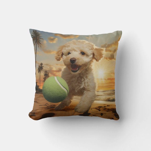 🐕 Niedlicher Poodpuppy mit Tennisbällen am Strand Kissen (Vorderseite)