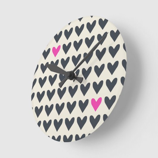 Niedlicher Pop Art Hearts in Mod, dunkelgrau und H Runde Wanduhr (Winkel)