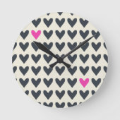 Niedlicher Pop Art Hearts in Mod, dunkelgrau und H Runde Wanduhr (Vorderseite)
