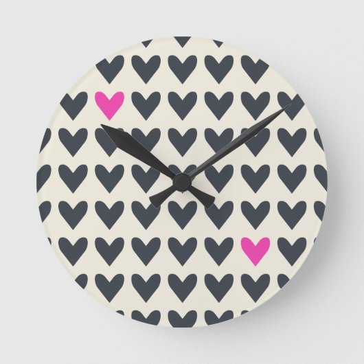 Niedlicher Pop Art Hearts in Mod, dunkelgrau und H Runde Wanduhr (Vorderseite)