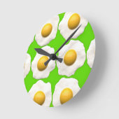 Niedlicher Pop-Kunsteier auf Kalkgrün Runde Wanduhr (Winkel)