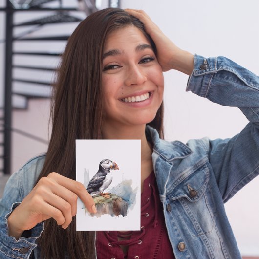 Niedlicher Puffin auf einem Felsen in Aquarell Postkarte