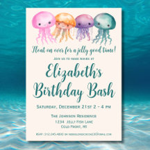 Niedlicher Quallenfisch unter dem Meer