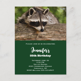 Niedlicher Raccoon auf einem Log Geburtstag Einladungspostkarte