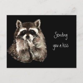 Niedlicher Raccoon, der Küsse bläst und einen Kiss Postkarte