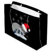Niedlicher Raccoon im Schnee, Frohe Weihnachten Große Geschenktüte (Rückseite Schrägansicht)