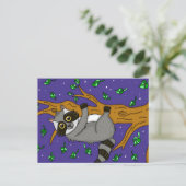 Niedlicher Raccoon in Tree, Just Sprichwort Hallo Postkarte (Stehend Vorderseite)