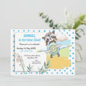 Niedlicher Raccoon Pilot Blue Dots erste Geburtsta Einladung (Stehend Vorderseite)