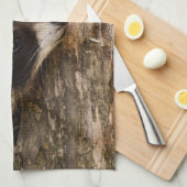 Niedlicher Raccoon-Ruhen auf einem Protokoll Geschirrtuch (Viertel Falte)