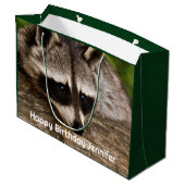 Niedlicher Raccoon-Ruhen auf einem Protokoll Große Geschenktüte (Rückseite Schrägansicht)