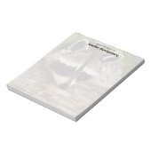 Niedlicher Raccoon-Ruhen auf einem Protokoll Notizblock (Rotiert)