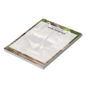 Niedlicher Raccoon-Ruhen auf einem Protokoll Notizblock (Rotiert)