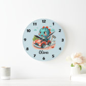 Niedlicher Racer Dino Fahren mit einem schnellen A Große Wanduhr (Zuhause)