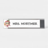 Niedlicher Red Apple Holding Yellow Pencil Lehrer Schreibtischnamensplakette (Vorderseite )