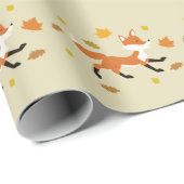 Niedlicher Red Fox mit Herbstlaub-Muster Geschenkpapier (Rolleneckpunkt)